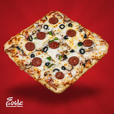 خمیر پیتزا 31*31 ، هات داگ ، ژامبون گوشت و مرغ ، قارچ ، پنیر موزارلا ، فلفل دلمه ای و زیتون سیاه پیتزا مخلوط بزرگ